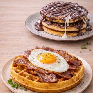 Menú Gofre Bacon y Huevo frito con Tortitas de nutella y choco blanco