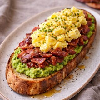 Menu Tostada Aguacate bacon y revueltos con bebida a elección