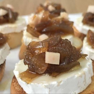 Tosta Rulo Cabra Con Cebolla Caramelizada