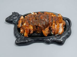 Pato Asado En Fuente Quemada