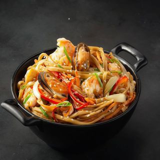 WOK UDON FIDEUA FRITO CON MARISCOS / FRIED NUUDLE WITH SEAFOOD