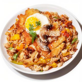 Arroz frito con pollo empanada y huevo