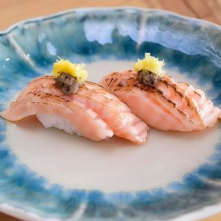 Nigiri ventresca de salmón trufado (2 uds.)