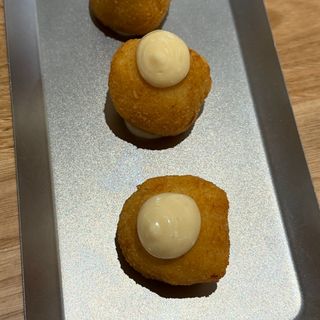 Roc de bacalao i allioli de membrillo