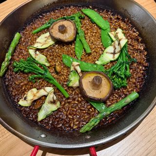 Arroz de calabacín. tirabeques, setas, bimi y brotes de espinacas (2 Personas)