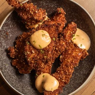 Bravitos de pollo con mayonesa chipotle