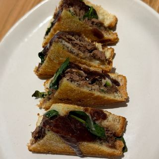 Brioche tostado con carrillera, parmesano y trufa