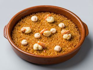 ARROZ A BANDA marisco sepia y ali-oli cebollino