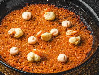 ARROZ A BANDA marisco sepia y ali-oli cebollino