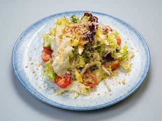 Ensalada verde con mous de queso feta