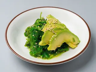 Algas Wakame con aguacate