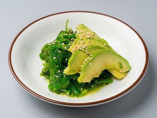 Algas Wakame con aguacate