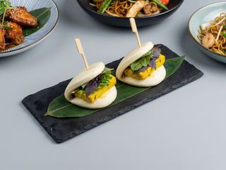 Bao De Cerdo Chashu Crujiente Con Salsa Siriracha (2 Uds.)