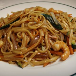 tallarines fritos con gambas