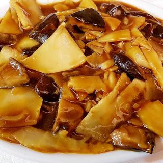 brotes de bambú y setas chinas salteadas