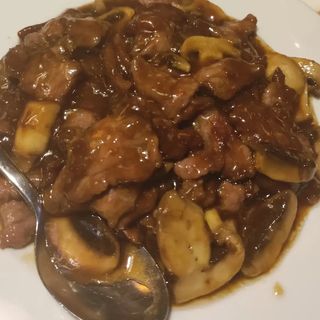 ternera con champiñones