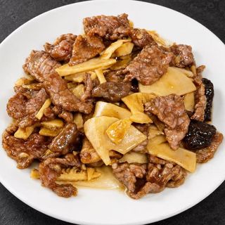ternera con bambú y setas chinas