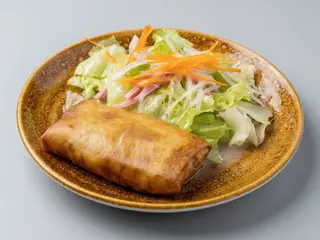 Rollo De Primavera Con Ensalada