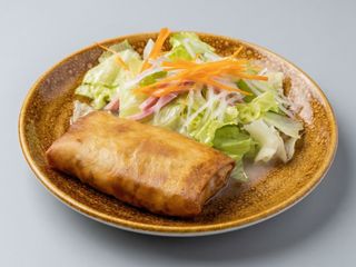 Rollo De Primavera Con Ensalada