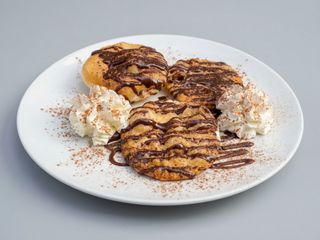 Rotelles cruixents amb Nutella, nata, festucs i crema de festucs