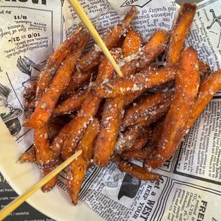 Moniato fregit, trufat amb un toc de pebre negre i parmesà