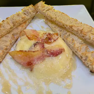 Tomino boscaiolo, amb guanciale cruixent, mel i parmesà…unitat individual