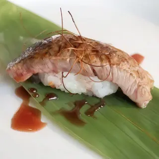 Nigiri de carne soasada (1 pza.)