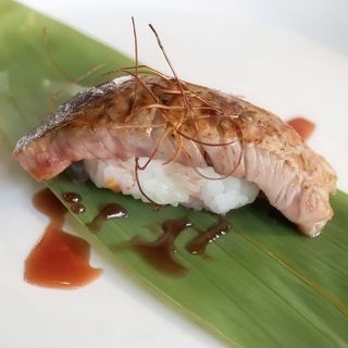 Nigiri de carne soasada (1 pza.)