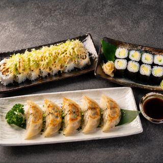 Pollo Crunch Roll, 8 Piezas + Maki Aguacate + Gyoza, 5 Unidades