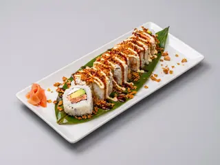 Uramaki de salmón cocido crispy (8 pzs.)