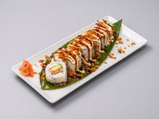 Uramaki de salmón cocido crispy (8 pzs.)