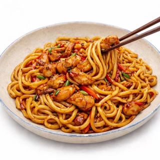 Yakiudon grueso con pollo