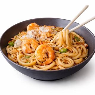 Yakiudon con langostinos