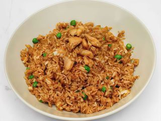 Yakimeshi con pollo