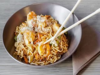 Yakisoba con langostinos