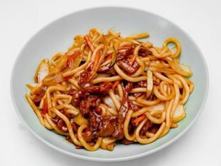 Yakiudon grueso con ternera