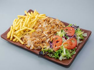Plato shawarma pollo con patata,pan, enslada y. Bebida 