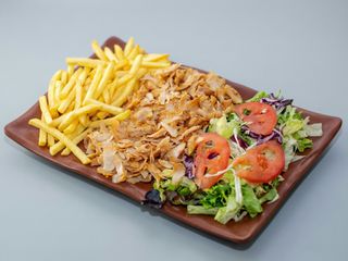 Plato shawarma ternera con patatas,pan, enslada,y bebida