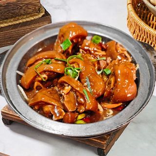 家乡猪手煲Cazuela De Manitas De Cerdo Casero