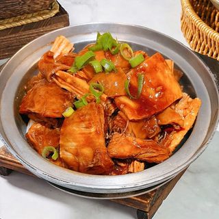 牛腩支竹煲Cazuela De Falda De Ternera Con Guba