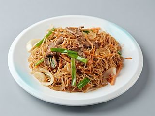 Fideos de arroz frito con ternera