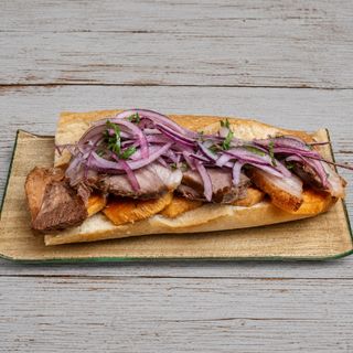 Pan con chicharrón de cerdo