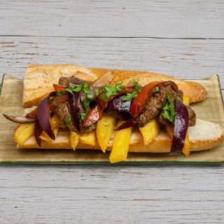 Pan con lomo salteado