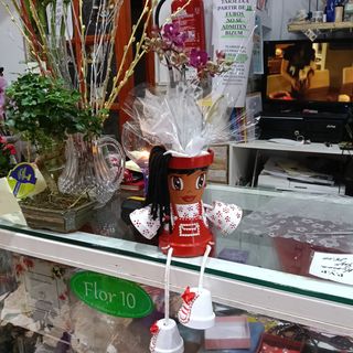 Maceta muñeca y orquídea