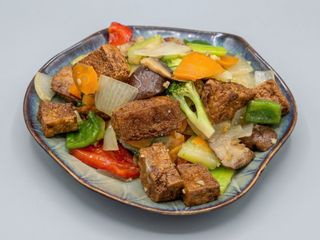 Tofu Frito con Verduras 炒炸豆腐