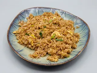 Arroz Frito Con Verduras Y Salsa Soja酱油素炒饭
