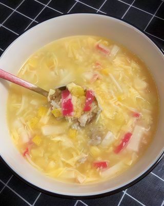 16. Sopa De Maíz Con Carne De Cangrejo
