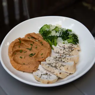 Solomillo de Pollo con Cremoso de Boniato y Brócoli Gratinado