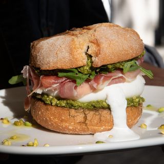 Sandwich de Burrata y Jamón Serrano