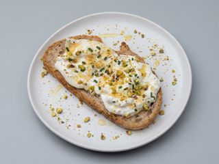 Burrata Toast con Miel y Pistachos